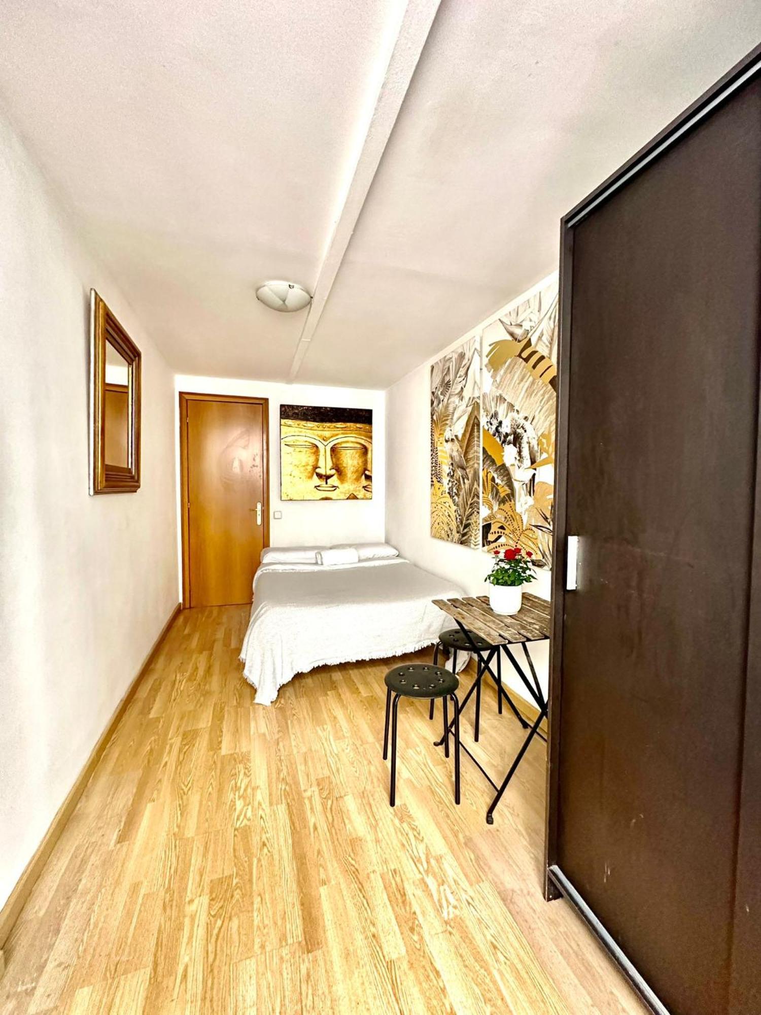 Private Rooms In City Center Barcelona Exterior photo