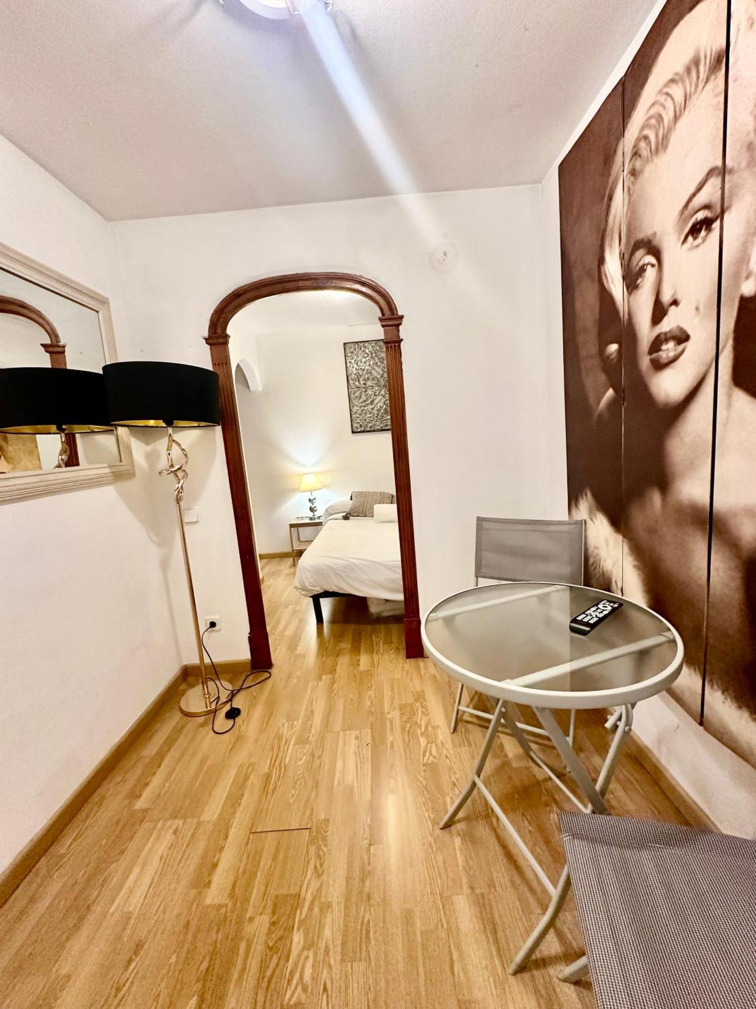 Private Rooms In City Center Barcelona Exterior photo